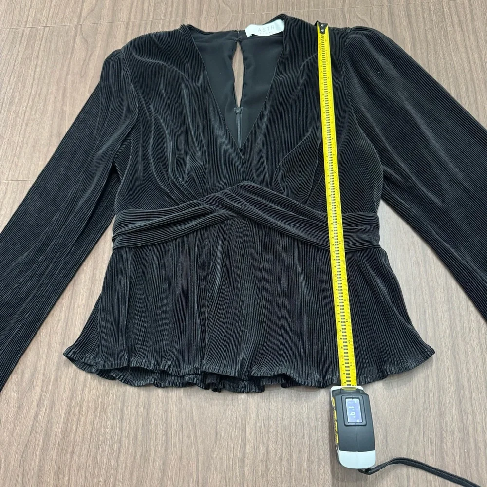 ASTR The Label Medium‎ Black Top Blouse Long Sleeve Pleated Boho Chic Whimsigoth